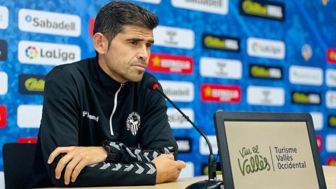 Antonio Hidalgo, entrenador del Sabadell, durante una rueda de prensa Antonio Hidalgo, entrenador del Sabadell, durante una rueda de prensa