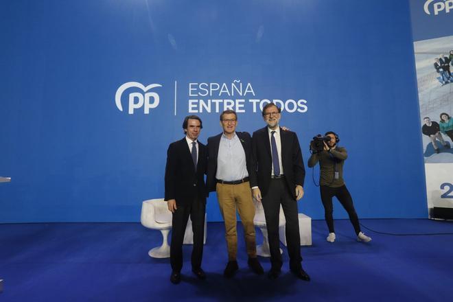 Feijóo logra una foto imposible durante ocho años: Aznar y Rajoy, juntos en un acto del PP