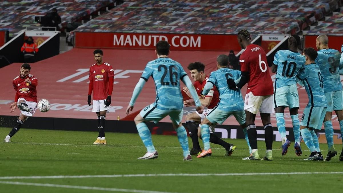 Thiago fue uno de los señalados de la eliminación del Liverpool en FA Cup al agacharse y no interponerse ante el tiro de Bruno Fernandes