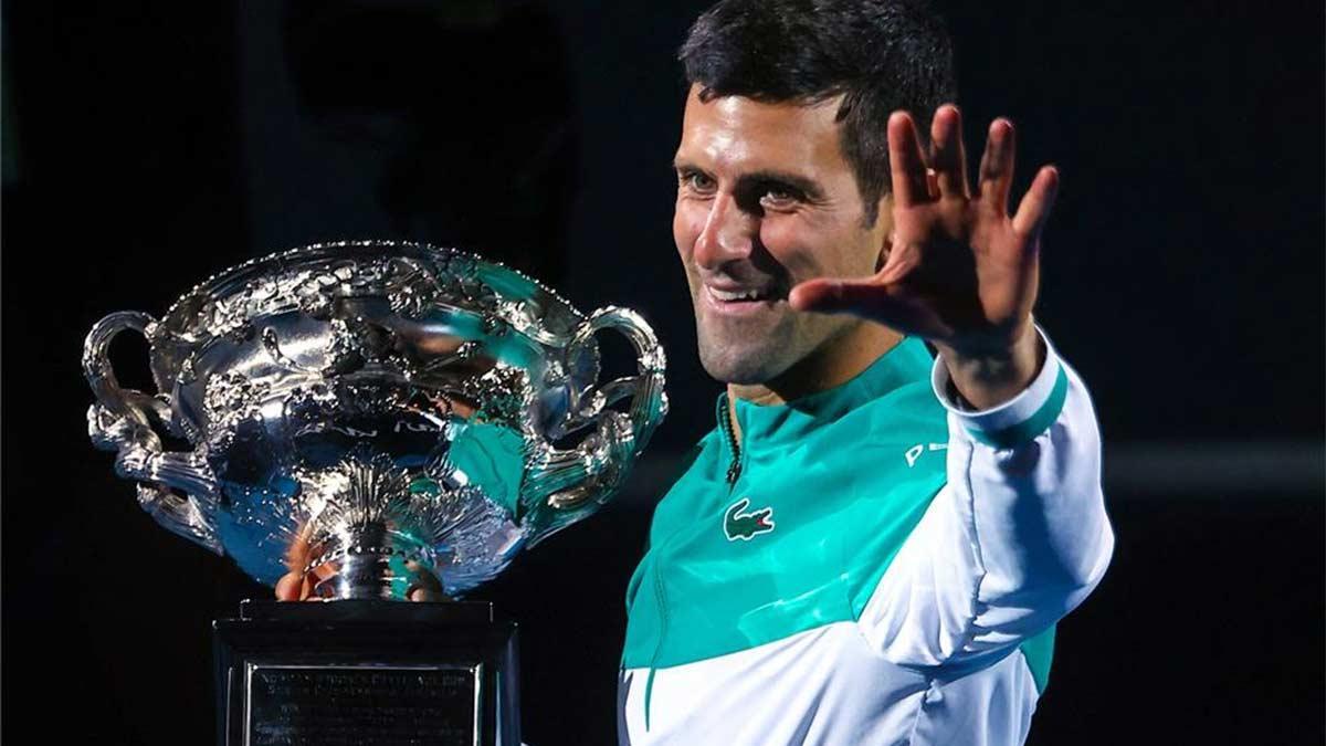 Djokovic posando con su noveno título en Melbourne