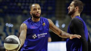 Delaney junto a Mirotic durante un entrenamiento Delaney junto a Mirotic durante un entrenamiento