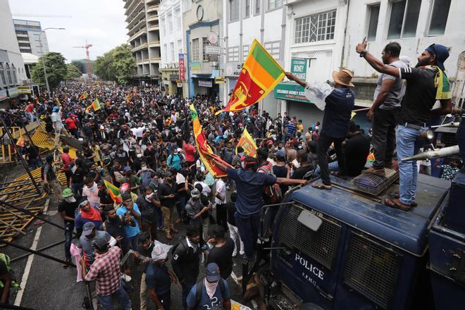 Cientos de manifestantes entran por la fuerza en la residencia oficial del presidente de Sri Lanka