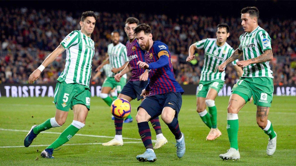 Leo Messi, rodeado de rivales en el Barça-Real Betis de LaLiga 2018/19