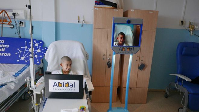 Biel y Abi22 durante su visita por el Hospital Universitario Vall dHebron de Barcelona Biel y Abi22 durante su visita por el Hospital Universitario Vall dHebron de Barcelona
