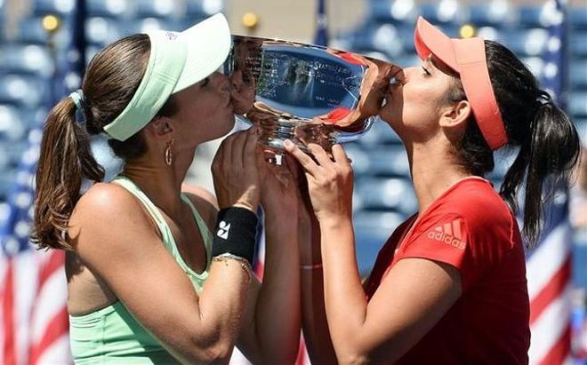 Martina Hingis y Sania Mirza besan el trofeo que las acredita como campeonas del US Open Martina Hingis y Sania Mirza besan el trofeo que las acredita como campeonas del US Open