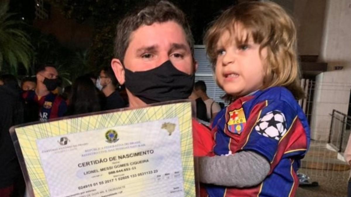 Un padre posa con el certificado de nacimiento de su hijo Lionel Messi Gomes Ciqueira