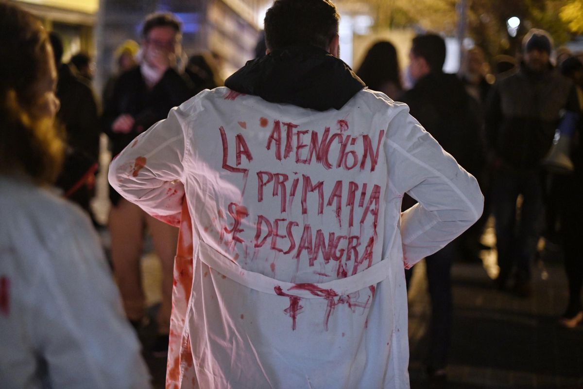 Archivo - Unos médicos de atención primaria protestan en el centro de salud de Lavapiés Archivo - Unos médicos de atención primaria protestan en el centro de salud de Lavapiés