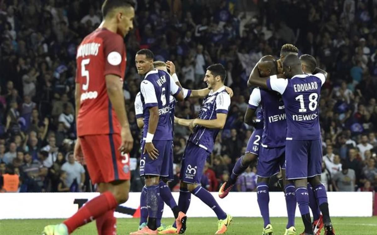 Los jugadores del Toulouse celebran un gol ante un decepcionado Marquinhos Los jugadores del Toulouse celebran un gol ante un decepcionado Marquinhos