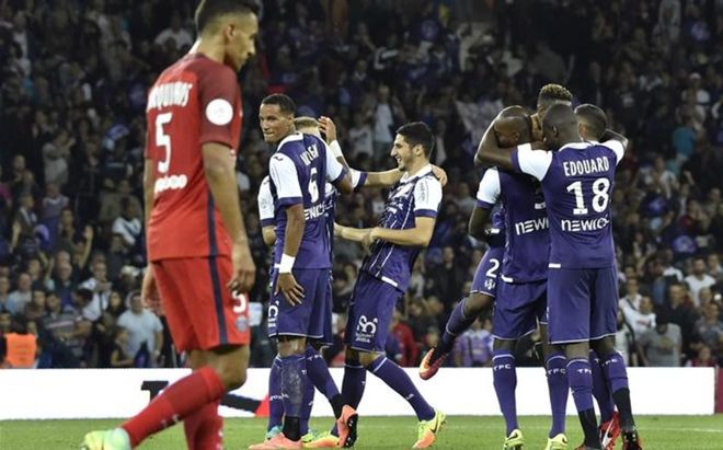 Los jugadores del Toulouse celebran un gol ante un decepcionado Marquinhos Los jugadores del Toulouse celebran un gol ante un decepcionado Marquinhos