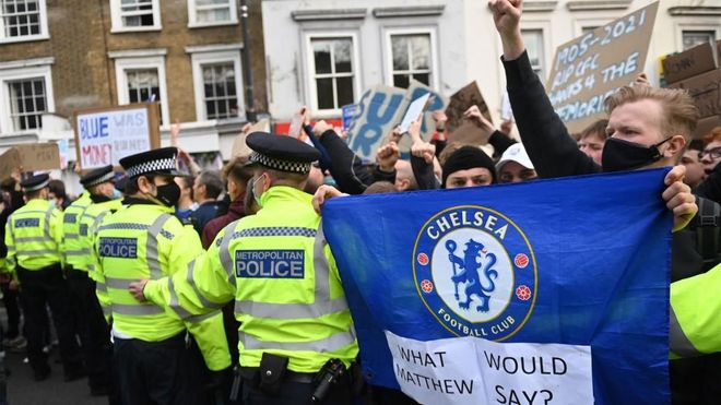 Los aficionados del Chelsea protestan en Londres contra la Superliga Los aficionados del Chelsea protestan en Londres contra la Superliga