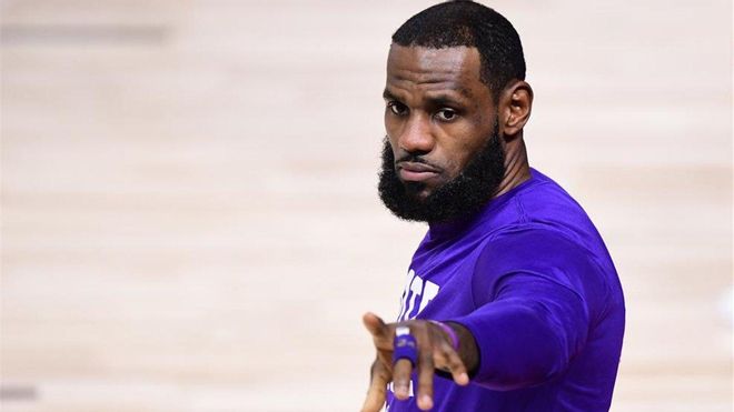 Los agentes de la NBA acusan de LeBron de realizar su tarea de manera ilegal Los agentes de la NBA acusan de LeBron de realizar su tarea de manera ilegal
