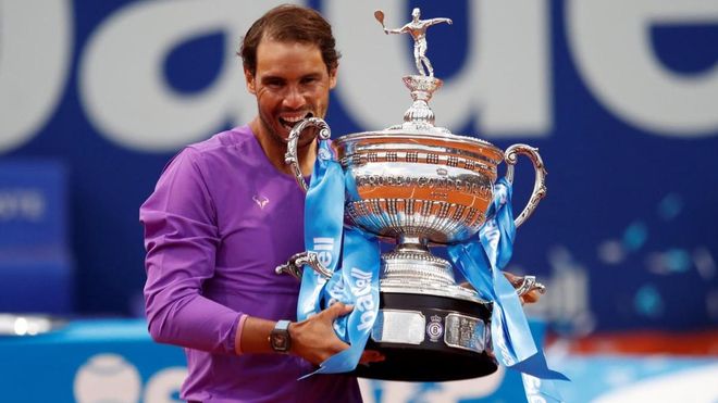 Nadal muerde la copa de campeón del Open Banc Sabadell Nadal muerde la copa de campeón del Open Banc Sabadell