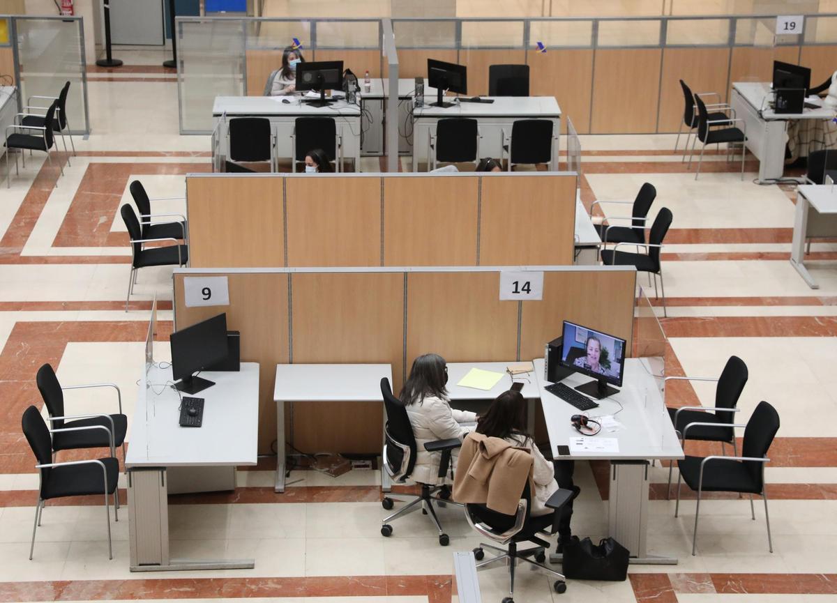Archivo - Varias empleadas trabajan en una oficina de la Agencia Tributaria.