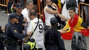 La policía cachea a aficionados del Real Madrid en una final de Copa La policía cachea a aficionados del Real Madrid en una final de Copa