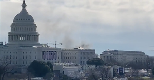 Cierran el Capitolio de urgencia por una amenaza externa; sale humo del interior Cierran el Capitolio de urgencia por una amenaza externa; sale humo del interior