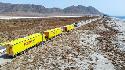 Los camiones logísticos de Correos llegan al Cabo de Gata para preparar la etapa de La Vuelta