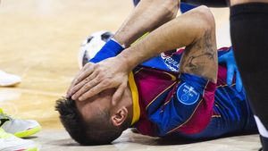 Sergio Lozano con claros signos de dolor tras recibir una entrada de Leandro Sergio Lozano con claros signos de dolor tras recibir una entrada de Leandro