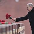 El presidente ruso, Vladímir Putin, hace una ofrenda floral en el memorial a las ciudades heroicas de la Segunda Guerra Mundial en Moscú, en el Día de los defensores de Patria, el pasado 23 de febrero.