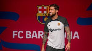 Íñigo Martínez, con el escudo del FC Barcelona