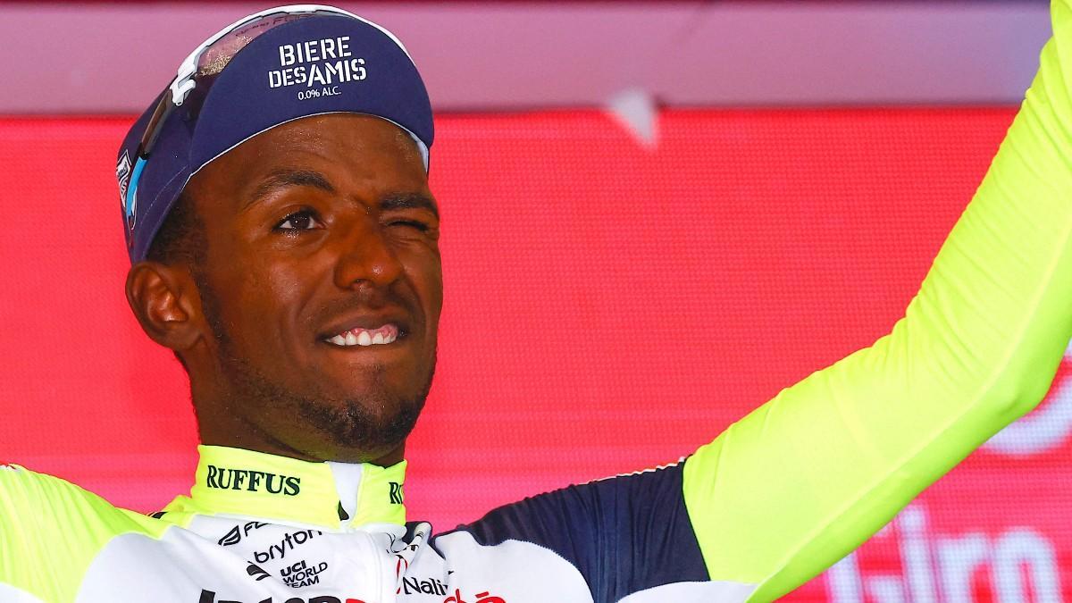 Biniam Girmay hace historia en el Giro, la lía con el Champagne y se ve obligado a retirarse