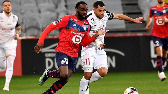 Ikoné pugna por un balón con Savanier durante la visita del Montpellier al Lille Ikoné pugna por un balón con Savanier durante la visita del Montpellier al Lille