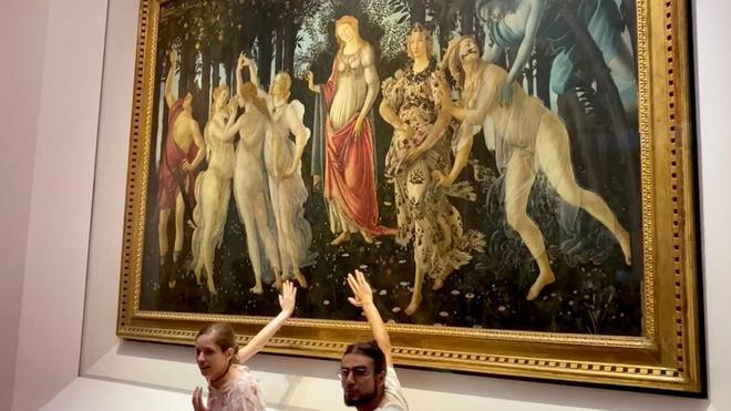 Dos ecologistas ‘se pegan’ a la ‘Primavera’ de Botticelli, que no sufrió daños