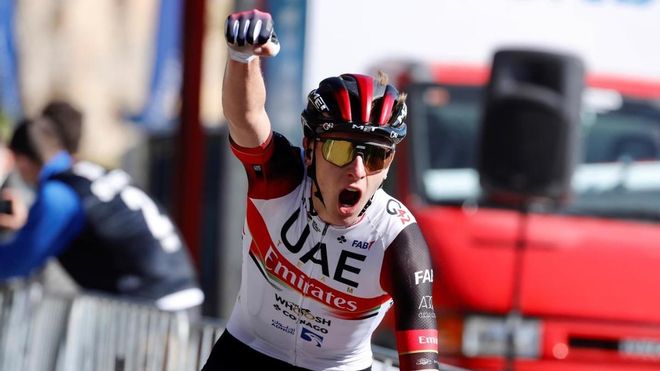 Pogacar celebra el triunfo en la tercera jornada de la Itzulia Pogacar celebra el triunfo en la tercera jornada de la Itzulia