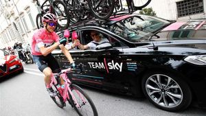 Chris Froome, con la maglia rosa en una etapa del Giro Chris Froome, con la maglia rosa en una etapa del Giro
