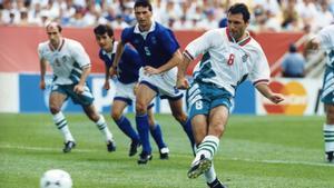 Hristo Stoichkov anotó un doblete de penalti frente a Grecia en la segunda jornada de la fase de grupos del Mundial de Estados Unidos 1994