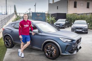 Marc André Ter Stegen personaliza su nuevo Cupra, coche oficial del FC Barcelona, durante un un evento organizado por la marca en la Ciutat Esportiva Joan Gamper. Marc André Ter Stegen personaliza su nuevo Cupra, coche oficial del FC Barcelona, durante un un evento organizado por la marca en la Ciutat Esportiva Joan Gamper.