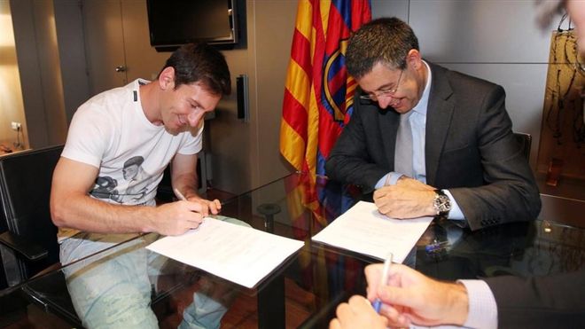 Leo Messi y Josep Maria Bartomeu, en la firma del último contrato del astro argentino Leo Messi y Josep Maria Bartomeu, en la firma del último contrato del astro argentino