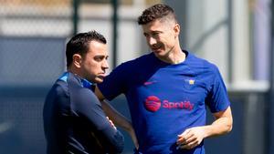 Xavi habla con Lewandowski antes del entrenamiento del Barça