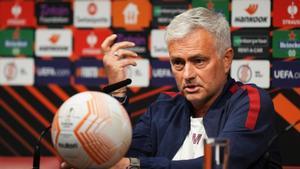 Mourinho dejó su futuro en el aire en la rueda de prensa previa a la final de la Europa League
