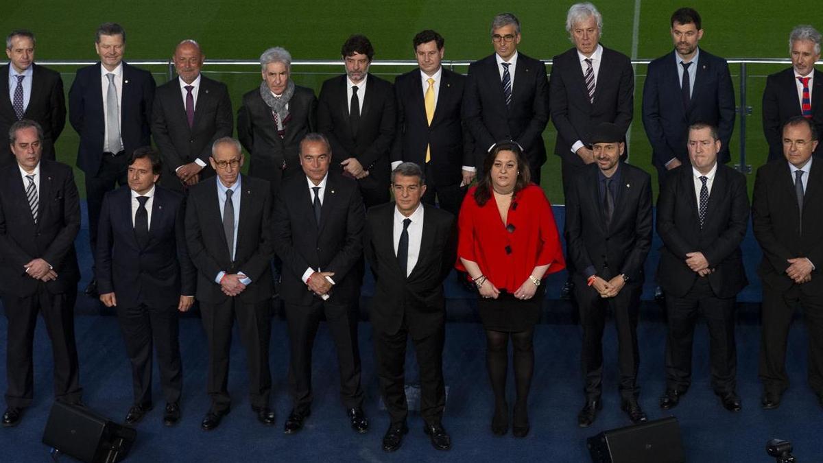 Joan Laporta, entre aplausos con su junta tras ser investido como presidente del Barça