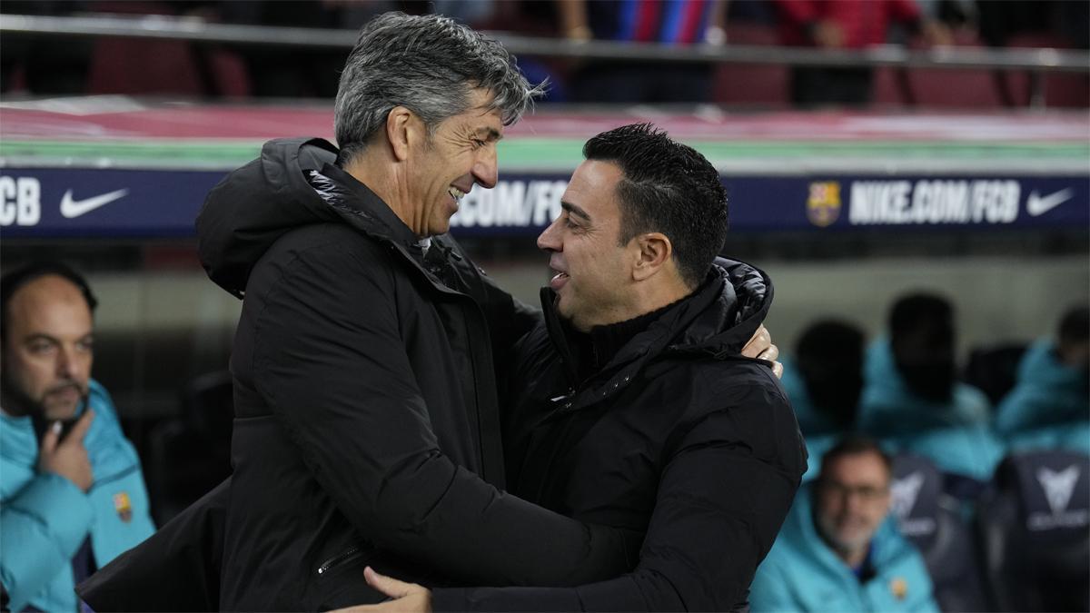 Xavi se abraza con Imanol Aguacil antes del Barça - Real Sociedad