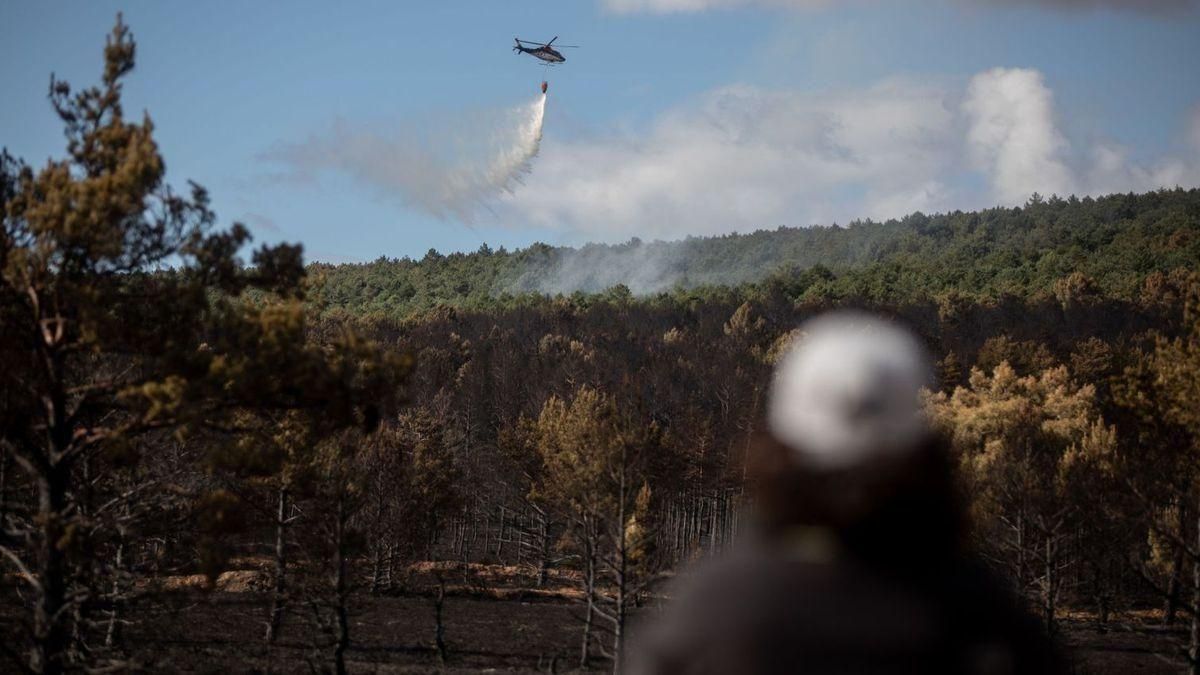 Un helicóptero actúa para prevenir la reactivación del fuego. Un helicóptero actúa para prevenir la reactivación del fuego.