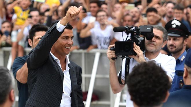 Cristiano Ronaldo a su llegada a Turín para firmar por la Juventus Cristiano Ronaldo a su llegada a Turín para firmar por la Juventus