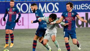 El Betis asalta Huesca en los últimos minutos
