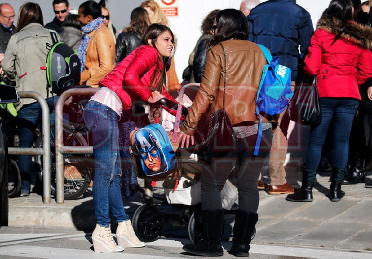Messi y Antonella y Luis Suárez y Sofía, con los niños a la salida del colegio