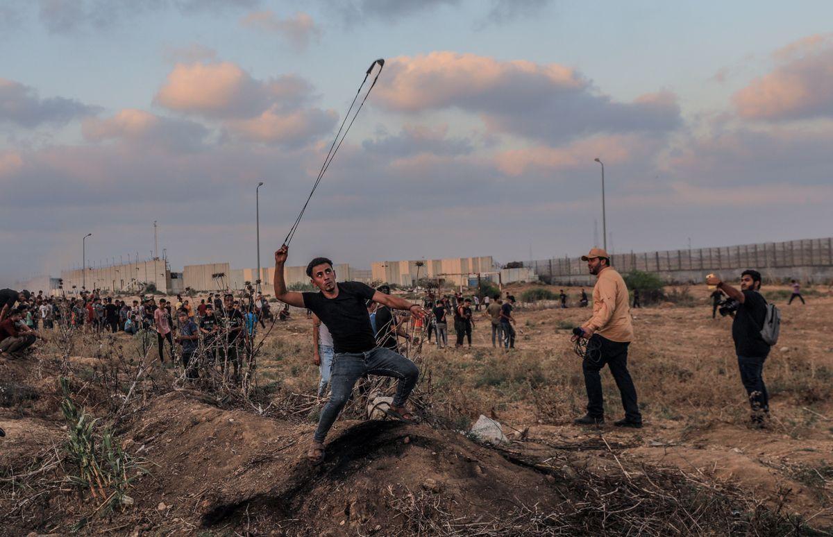 Un manifestante palestino lanza piedras contra los soldados israelís durante los enfrentamientos del sábado.