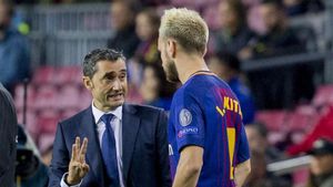Ernesto Valverde da instrucciones a Ivan Rakitic en el Barça-Olympiacos de la Champions 2017/18 Ernesto Valverde da instrucciones a Ivan Rakitic en el Barça-Olympiacos de la Champions 2017/18