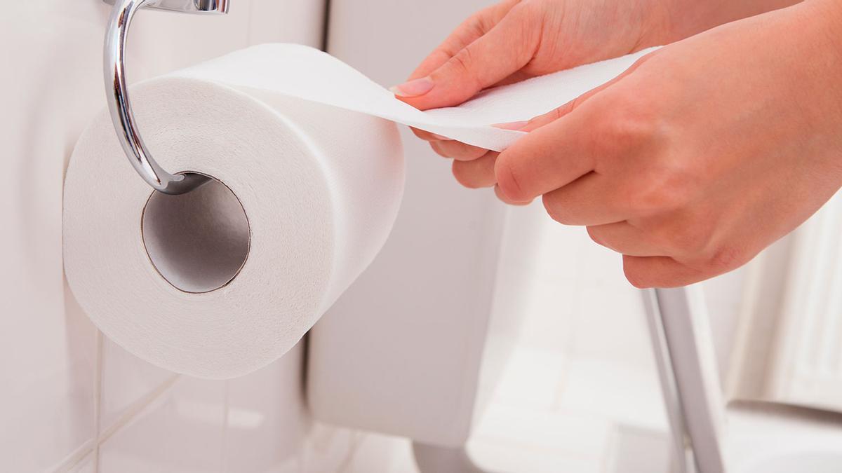 Poner aceite en el papel higiénico para limpiarse: la razón por la que muchos lo untan en el lavabo