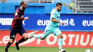Luis Suárez se marhca de Ramis en un lance del duelo de Ipurua Luis Suárez se marhca de Ramis en un lance del duelo de Ipurua