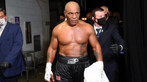 Mike Tyson sale del ring después de recibir un empate dividido contra Roy Jones Jr Mike Tyson sale del ring después de recibir un empate dividido contra Roy Jones Jr