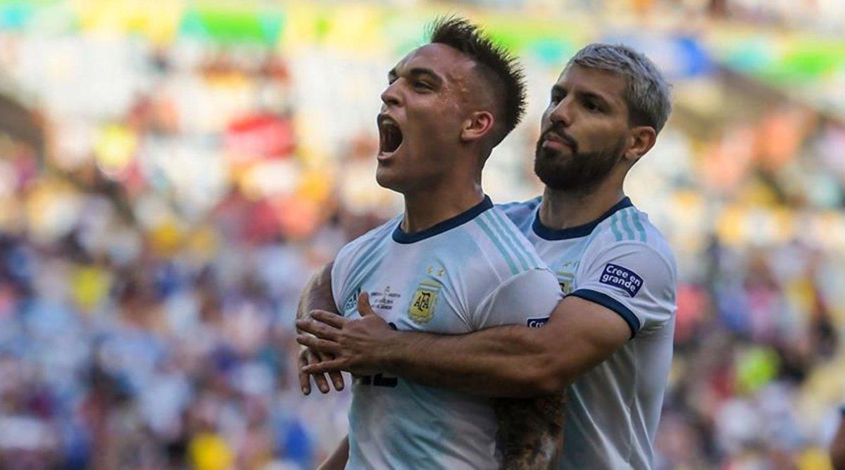 Lautaro Martínez y Sergio Agüero celebran un gol con Argentina