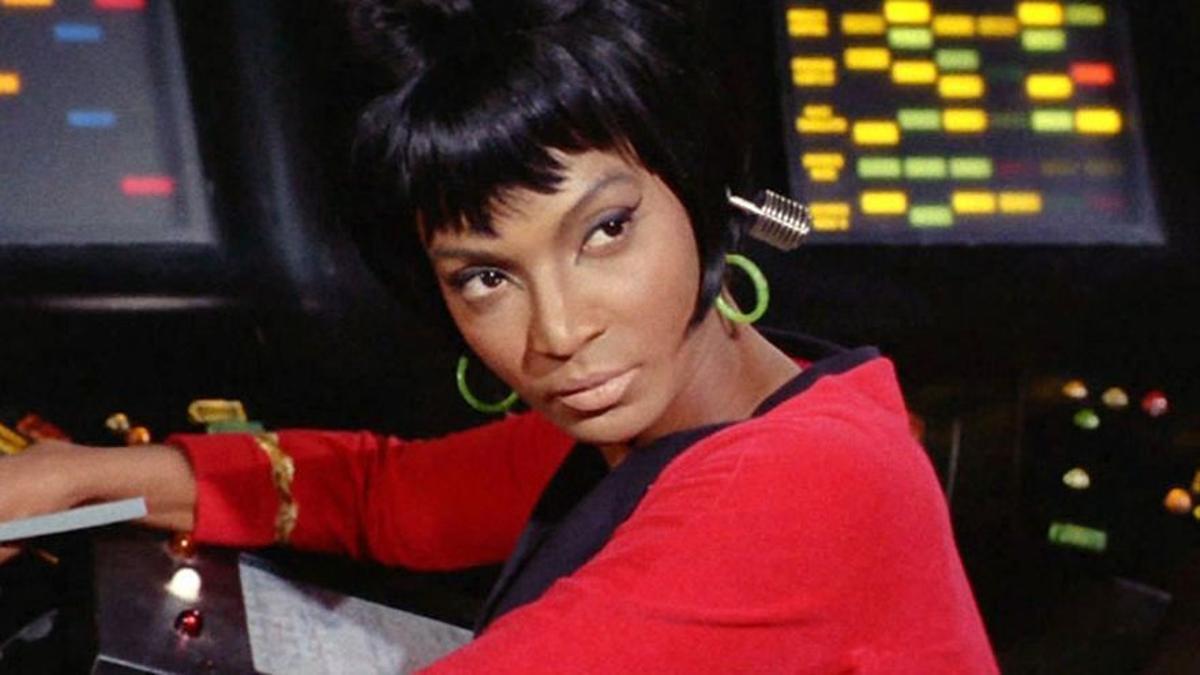 NIchelle Nichols como Uhura en un fotograma de la serie original de Star Trek.