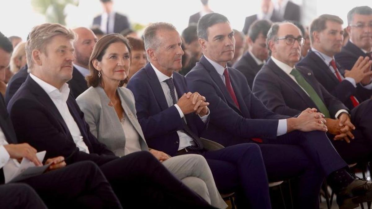 El presidente de Volkswagen, Herbert Diess, junto Pedro Sánchez y la ministra Reyes Maroto.