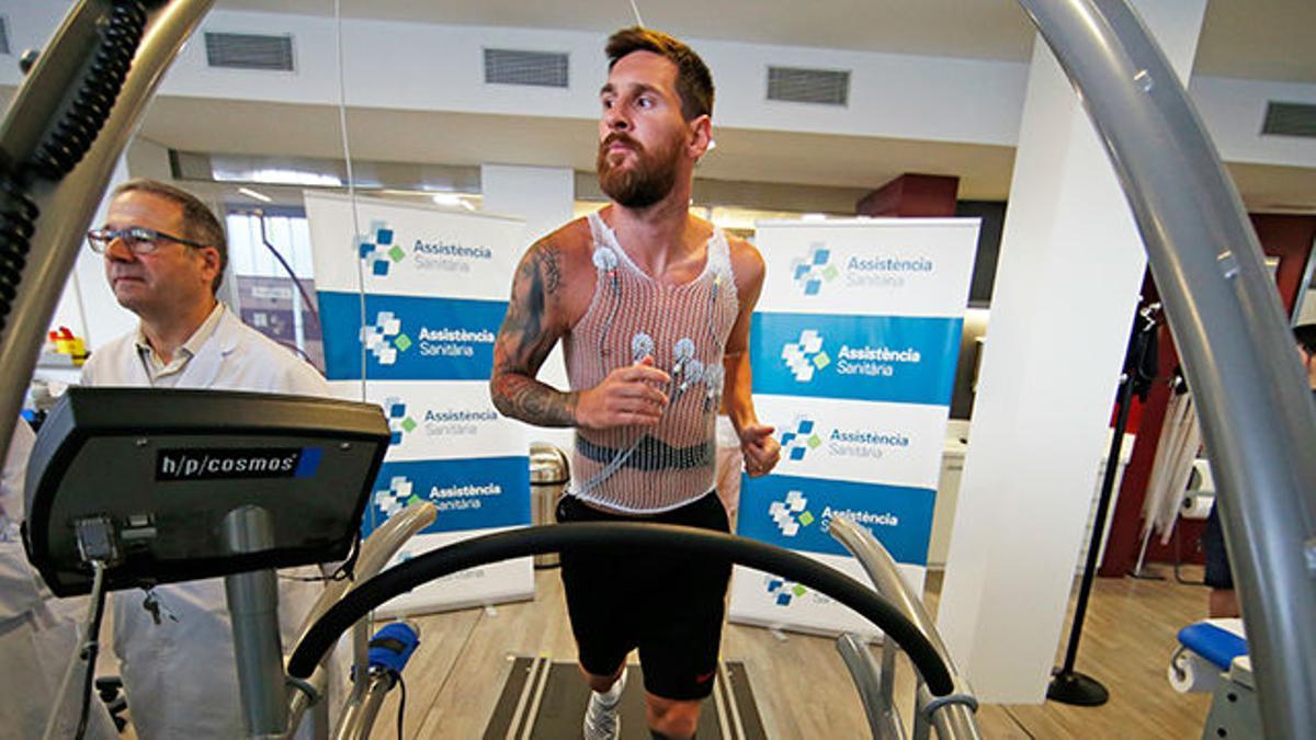 Messi encabezó el segundo grupo de azulgranas que pasaron la revisión médica