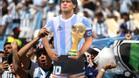 Aficionados argentinos sujetan una silueta de Maradona en el partido contra Arabia Saudí.