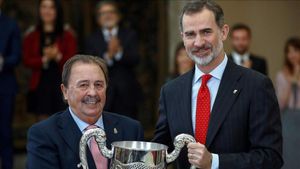 Juan de Dios Román recoge el Premio Nacional Francisco Fernández Ochoa de manos de Felipe VI. Juan de Dios Román recoge el Premio Nacional Francisco Fernández Ochoa de manos de Felipe VI.